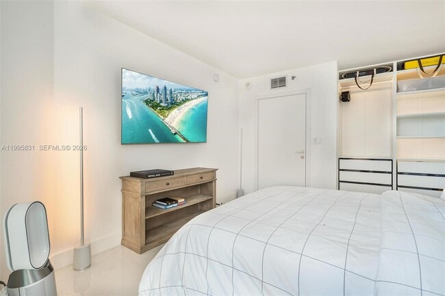 Building Photo - 16485 Collins Ave