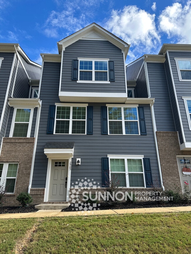Building Photo - Beautiful 4 Bed 3.5 Bath Townhome minutes ...