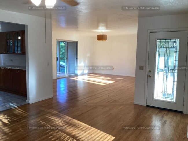 Building Photo - Spacious & cheerfully bright large single-...