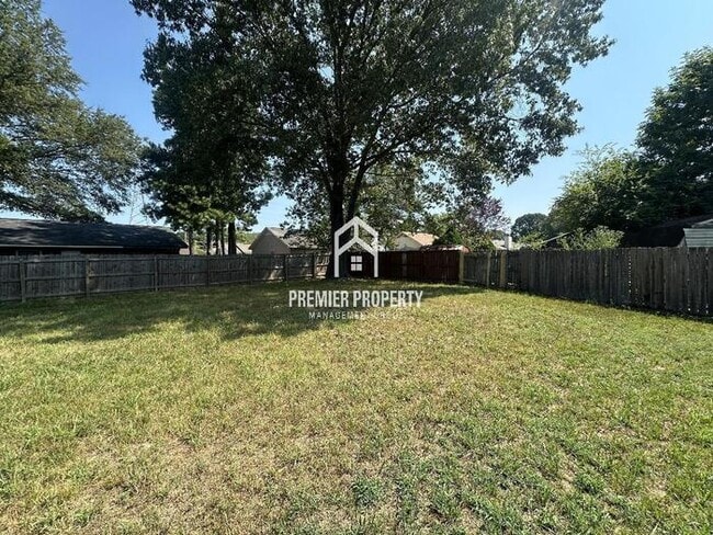 Building Photo - 2222 Tulip Trail Cove