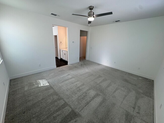 Building Photo - Beautiful 4 Bed 3 Full Bath Home with Solar in Brentwood