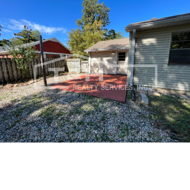 Building Photo - 9627 E 10th St