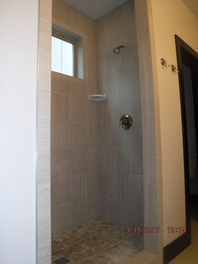 Building Photo - Gorgeous modern 5 bedroom - Minutes from MSU!