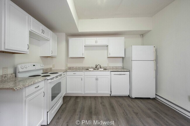 Building Photo - "Charming Duplex Retreat: Spacious 2-Bedro...