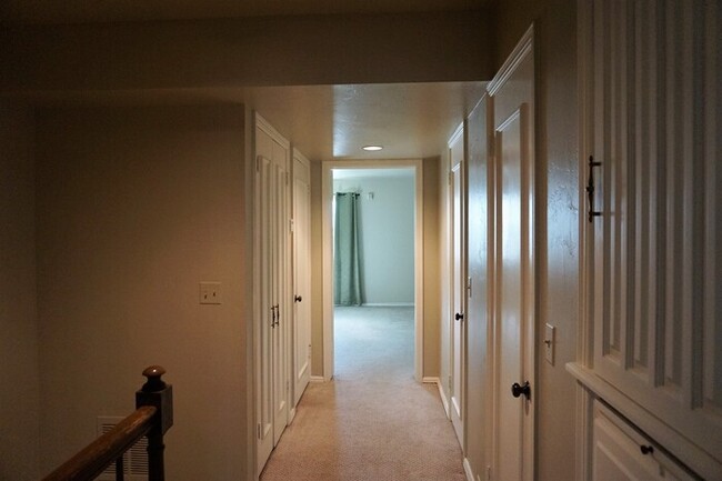 Building Photo - 3 bed 3 Bath 2 Car Garage Town Home in the...