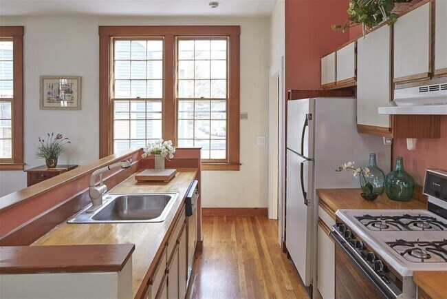 Building Photo - 109 River St