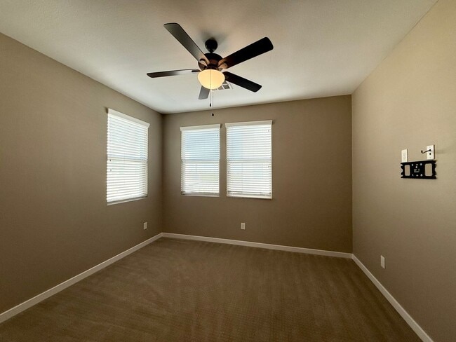 Building Photo - 2/BD 2.5/BA Luxury Gated Townhouse in Summ...