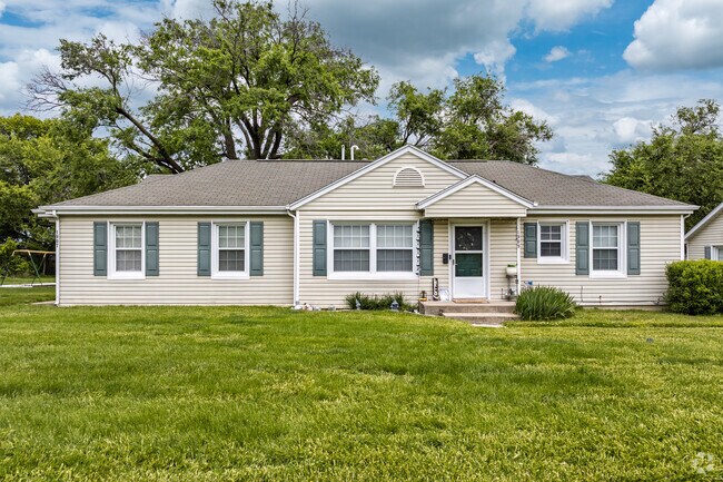 Building Photo - Country Club Village I & II