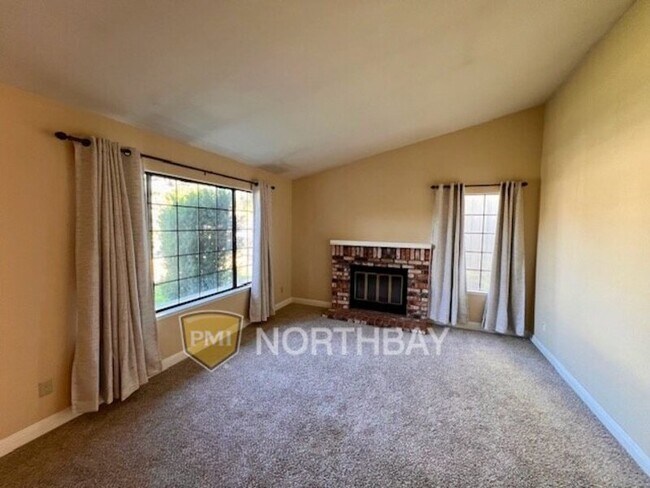 Building Photo - 1313 Lois Ln