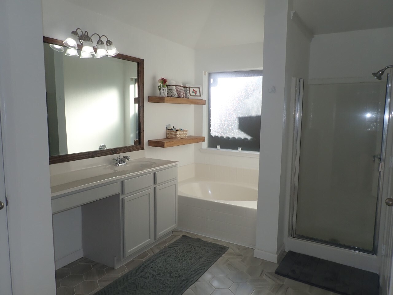 Master Bath - 9801 Willowick Ave