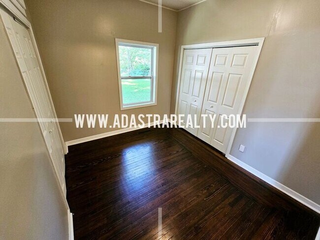 Building Photo - Spacious North Overland Park Bungalow-Available in FEBRUARY!!