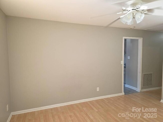 Building Photo - 4800 Crestmont Dr