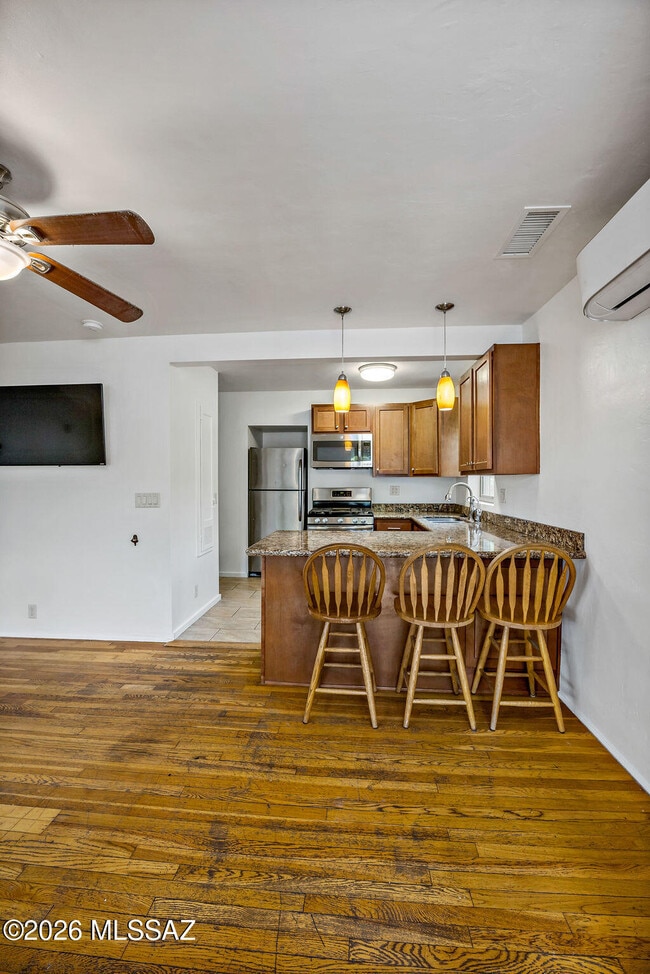 Building Photo - 1121 E 9th St