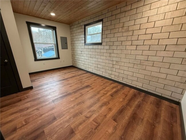 Building Photo - 260 Oak Ave