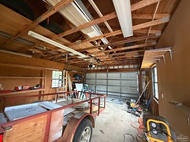 Building Photo - 420 E 10 Mile Rd