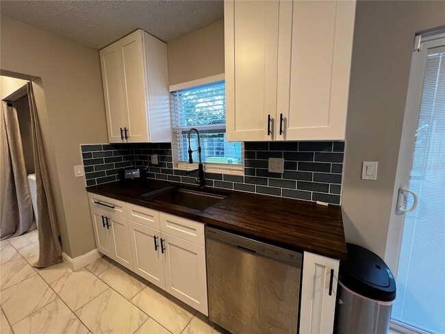 Building Photo - 2893 Webley Dr NE