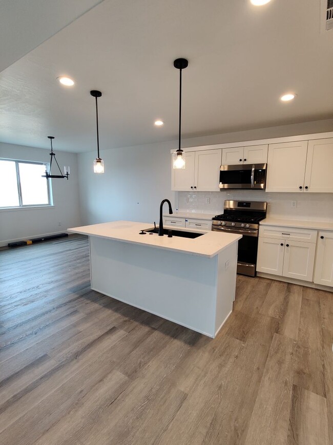 Building Photo - Newer Build in West Pasco