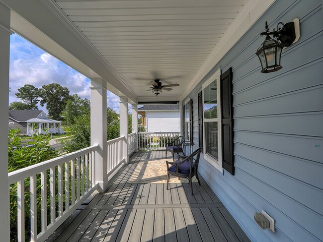 Building Photo - Spacious 3BR / 3.5BA Single family home • 2,500 Sq Ft • Baywood