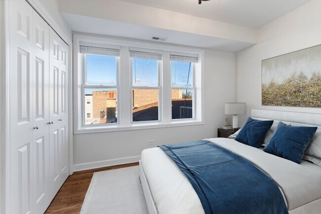 Building Photo - Stunning Rehabbed 2 Bed 2Bath in the Lincoln Square area