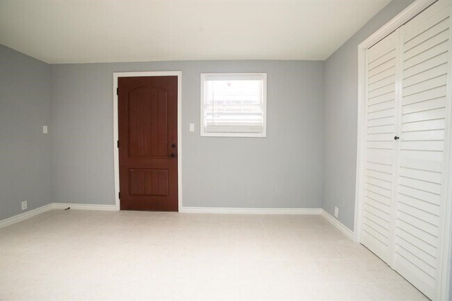 Building Photo - 5821 W Sunforest Dr