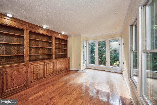 Building Photo - 210 King Johns Ct