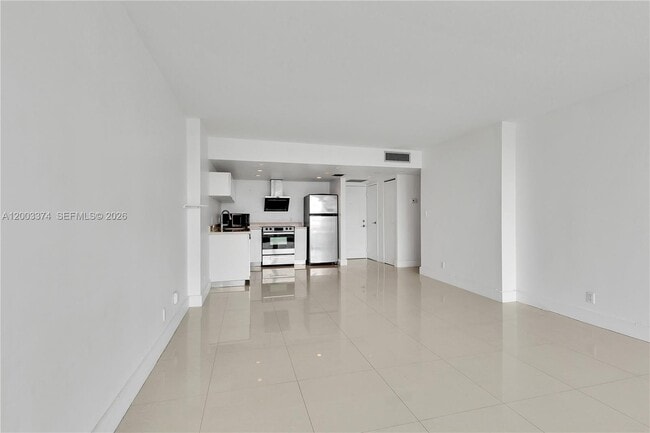 Building Photo - 100 Bayview Dr