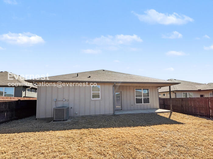 Building Photo - 2236 Hornbeam St