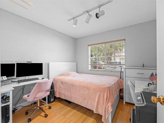 Building Photo - 1240 SE 31st Ct