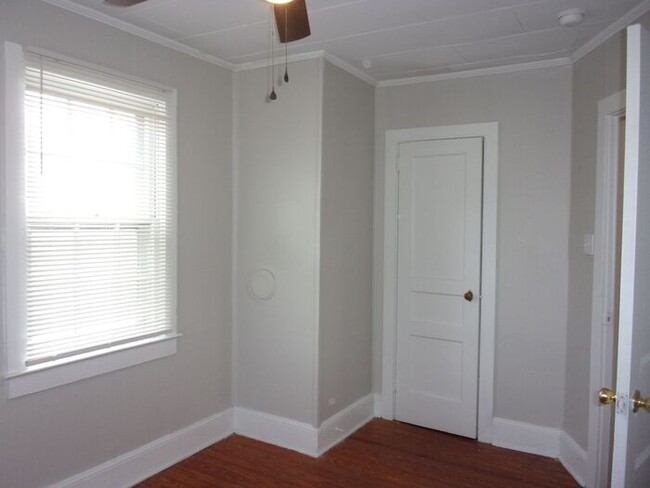 Building Photo - Renovated 2 Bedroom 1 1/2 Bath Townhome - ...