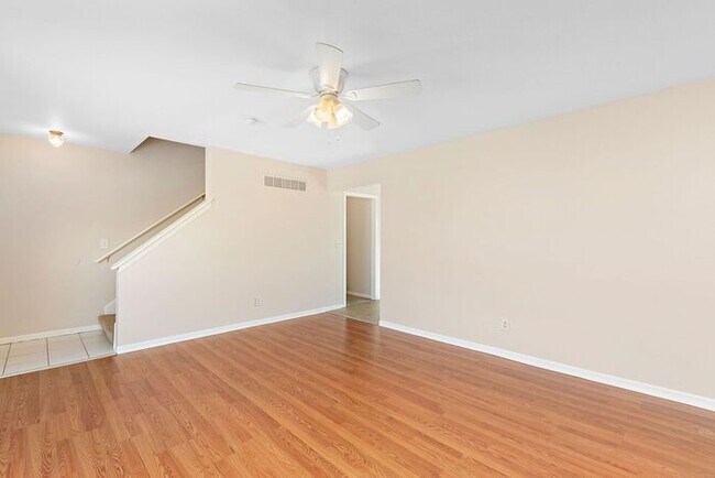 Building Photo - Renovated Spacious Townhomes