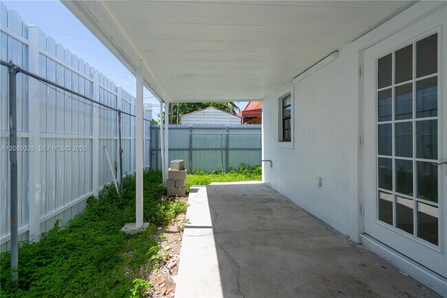 Building Photo - 27 SW 55th Avenue Rd