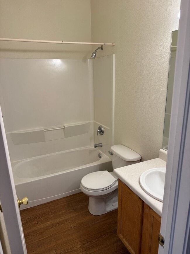 Building Photo - Beautiful 3-Bedroom 2.5 Bathroom in Briarg...