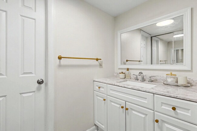 Building Photo - 1518 Whitehall Dr