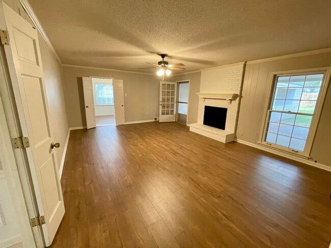 Building Photo - 2420 Stratfield Dr