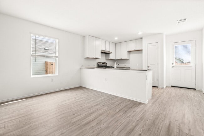 Building Photo - 10119 Ana Hts