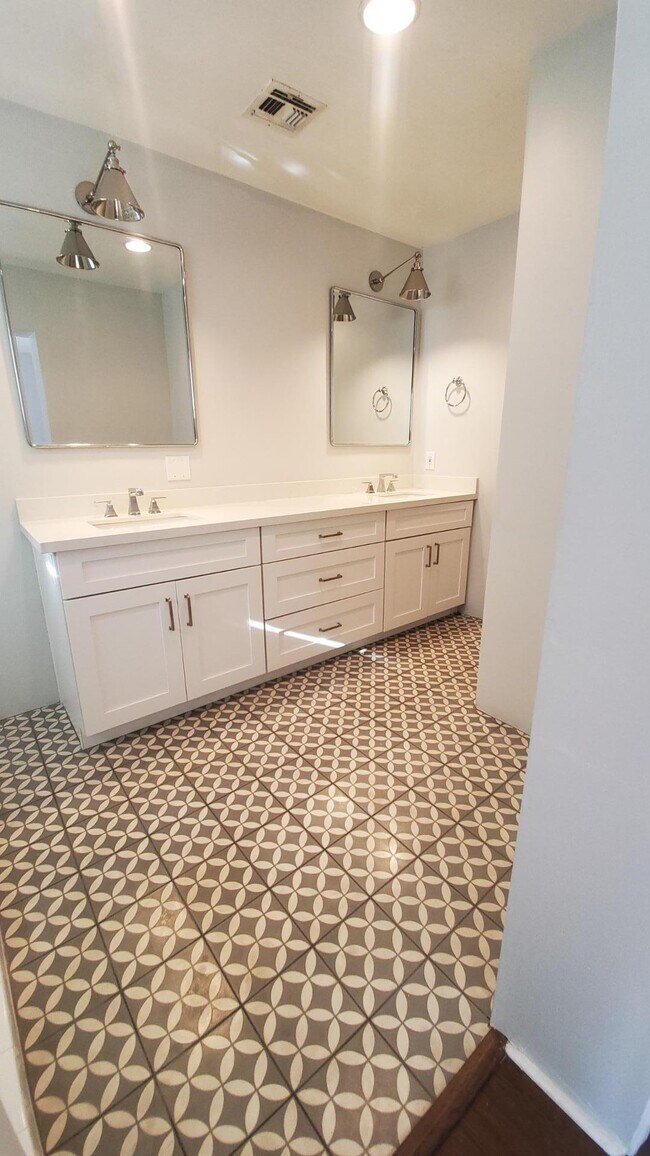 Building Photo - 4128 N 46th Pl