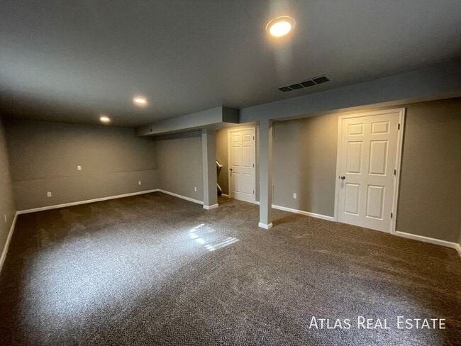 Building Photo - 5566 Vermillion Bluffs Dr