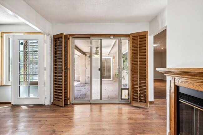 Building Photo - 3 Bed / 2 Bath Home with Bonus Room, Pool and Two Car Garage.