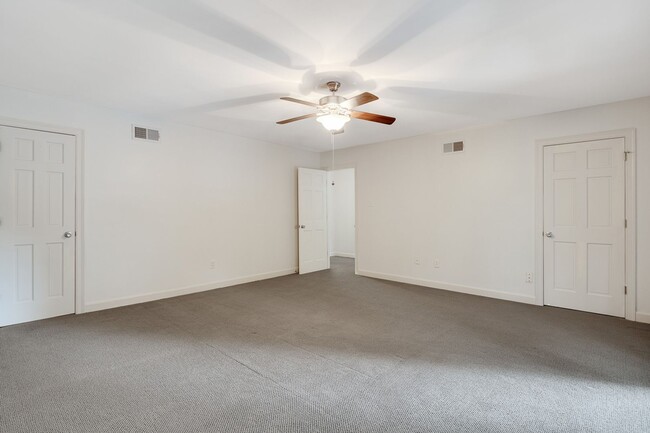 Building Photo - Fall Special - 1/2 off first month's rent!
