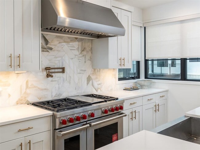 Building Photo - 800 Emilia Ct