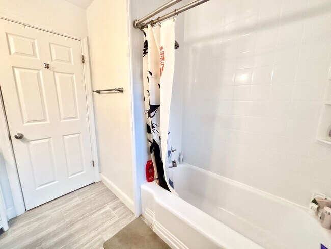 Building Photo - Cozy Home in Norfolk!