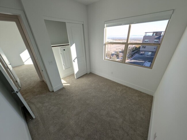 Building Photo - 675 Agate Bridge St