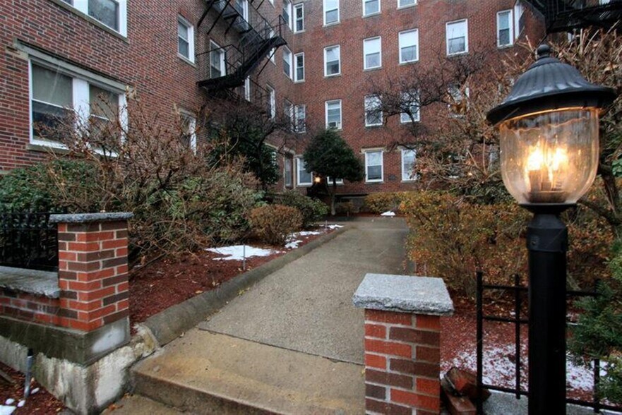 Building Photo - 6 Agassiz St