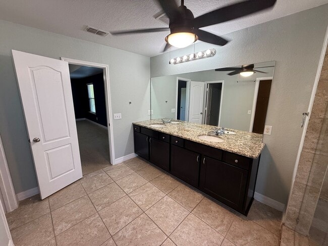 Building Photo - New Braunfels Gem!