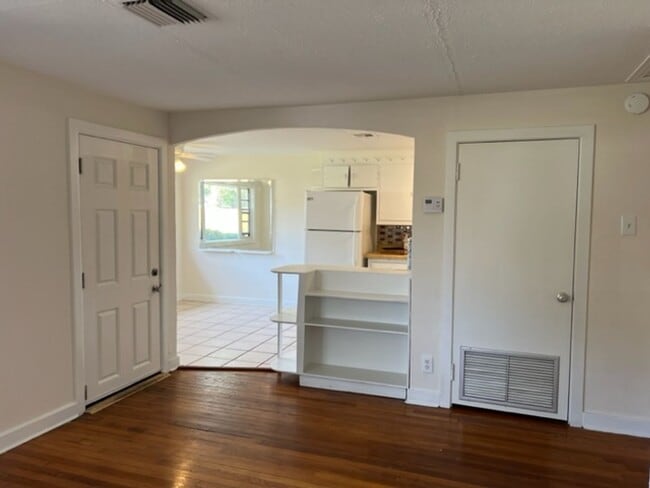 Building Photo - 1208 Cloverlawn Ave
