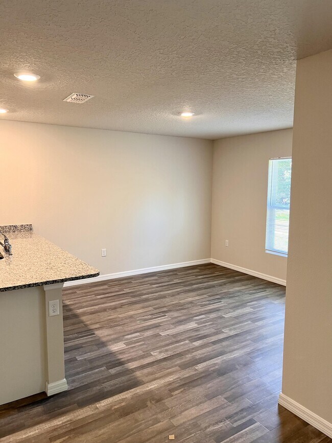 Building Photo - 6652 N Bedstrow Blvd