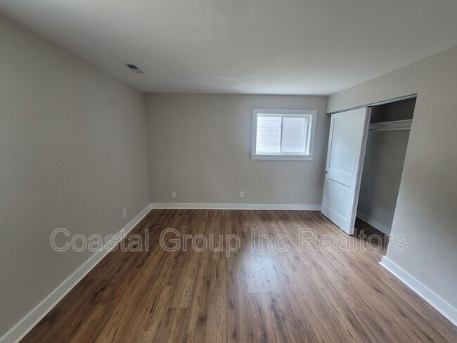 Building Photo - 512 W Farmington Rd