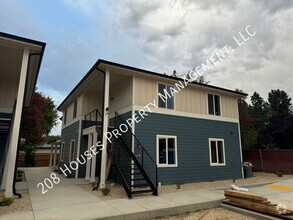 Building Photo - Immaculate Apartment w/2 Master Suites *75...