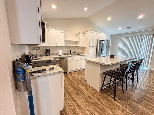 Building Photo - 3 Bedroom Town Home