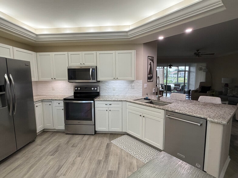 Upgraded cabinets, granite, sink, faucets - 9231 Spring Run Blvd
